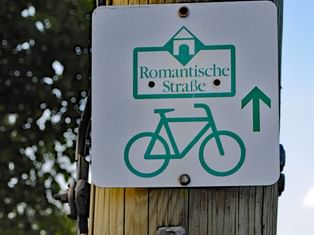 Panneau de signalisation indiquant la Romantische Strasse