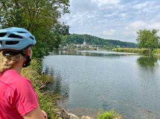 Cycliste contemplant la Loire et une ville au loin