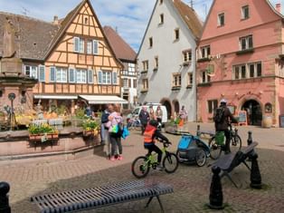 En famille à vélo à Eguisheim