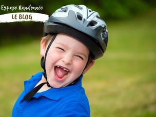 Petit garçon heureux portant un casque vélo