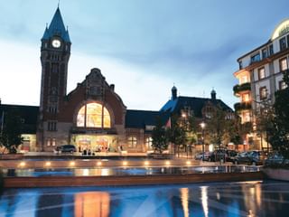 Place de la gare à Colmar, de nuit, avec le Best Western Grand Hotel Bristol 4* sur la droite