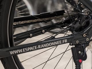 Gros plan sur un vélo de location de l'agence de voyage Espace Randonnée