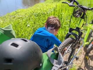 Garçon attachant son vélo grâce à un Followme