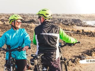 Couple de cyclistes âgés en bord de mer