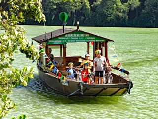 Une famille de cyclotouriste traverse le Danube en bac