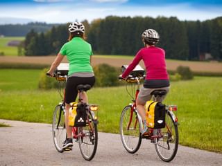 Deux cyclistes roulent de dos en Allemagne