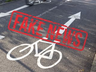 Piste cyclable et tampon Fake news
