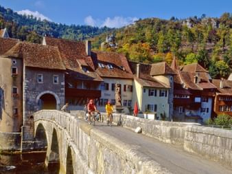Le Pont sur le Doubs à Sainte-Ursanne, à vélo