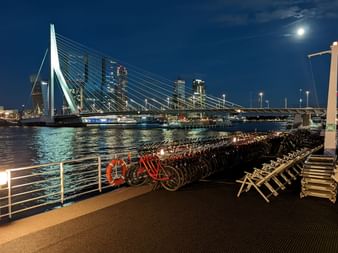 Vue de Rotterdam de nuit depuis le MS Normandie