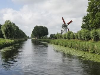 Canal de Damme et moulin, Belgique