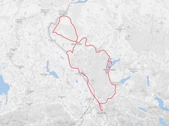 Carte topographique montrant un itinéraire de randonnée rouge autour de la région des lacs de Salzbourg en Autriche, reliant plusieurs lacs.
