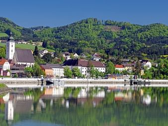 Grein Vue de la ville de Grein sur les bords du Danube