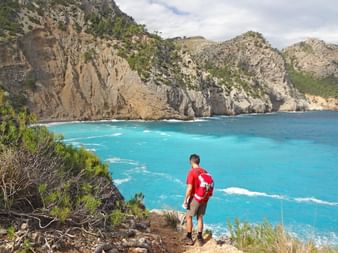 Randonneur marchant sur un sentier près de la plage majorquine de Coll Baix