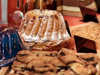Petit déjeuner typique en Alsace avec Kougelhof et viennoiseries