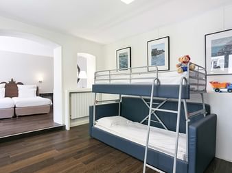 Chambre d'hôtel familiale avec lits superposés