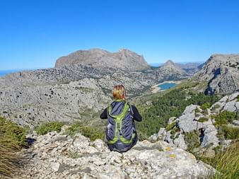 Randonneuse assise dans le massif de la Tramuntana sur l'île de Majorque