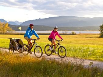 Couple à vélo avec une remorque, en Bavière