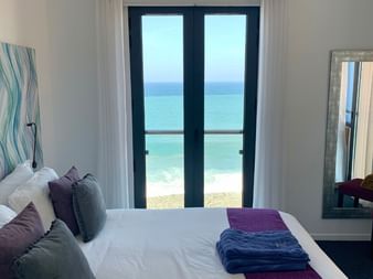 Vue depuis une chambre d'hôtel à Sao Vicente, Madère