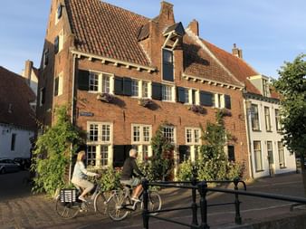 Cyclotouristes en balades dans la ville d'Amersfoort aux Pays-Bas