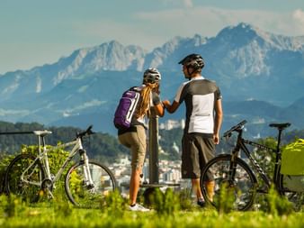 Couple de cyclistes admire les sommets des Hohe Tauern en Autriche