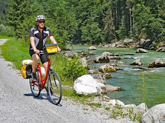 A vélo le long d'une rivière dans les Alpes orientales
