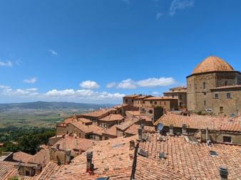Vue sur le baptistère et les toits de Volterra depuis la Piazza Martiri della Liberta