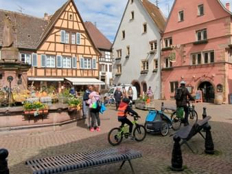 En famille à vélo à Eguisheim