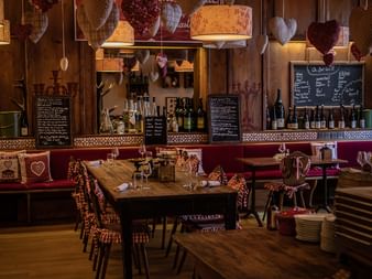 Intérieur chaleureux d'un restaurant traditionnel alsacien