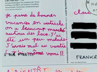 Carte postale de Charlotte décrivant des vacances en Autriche, mentionnant le lac Grundlsee. Texte français manuscrit en rose avec cachet.