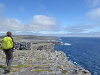 Randonneuse sur le Cliffs of Moher Trail