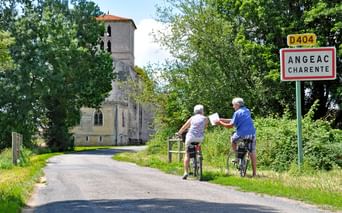 A vélo à l'entrée d'Angéac