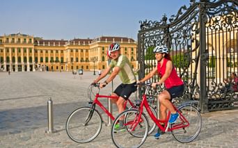 Cyclotouristes quittant le Château Schonbrunn à Vienne