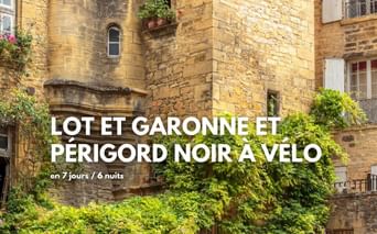 Bâtiments historiques en pierre dorée couverts de lierre vert en Lot-et-Garonne et Périgord Noir, avec architecture médiévale et fenêtres.