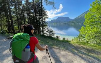 Randonneuse sur les rives de l'Altausee