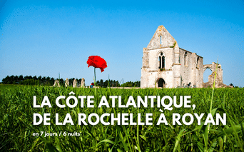 Ruines en pierre d'une ancienne église avec fenêtres gothiques dans un champ vert avec coquelicots rouges sous ciel bleu sur la côte atlantique.