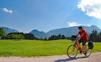 Cycliste sur une piste cyclable de Bavière
