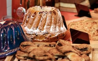 Petit déjeuner typique en Alsace avec Kougelhof et viennoiseries