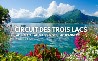 Vue sur le Lac d'Annecy depuis une berge fleurie