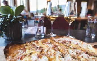 Tarte flambée et vin blanc d'Alsace