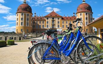 Des vélos garés devant le château Moritzburg, aux portes de Dresde