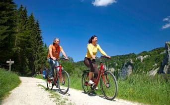 Cyclistes sur la piste cyclable du Danube entre Donaueschingen et Donauwöerth