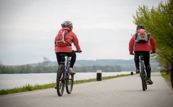 Cyclotouristes sur la piste cyclable du Danube par temps frais