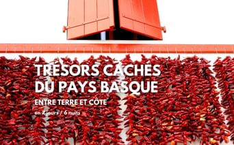 Trésors cachés du Pays Basque, un séjour à vélo clé en main. Vue d'une façade typique du village d'Espelette.