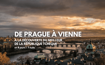 Vue panoramique de Prague avec plusieurs ponts traversant la Vltava sous des nuages dramatiques au coucher du soleil. Bâtiments historiques le long des rives.