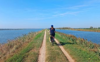 Cyclotouriste dans le Parc régionale du Delta du Pô