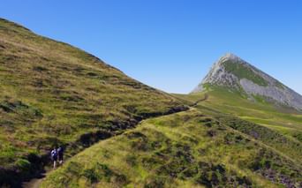 Randonneurs dans le Massif du Cantal