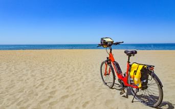 Vélo garé sur une plage de sable fin à Forte dei Marmi