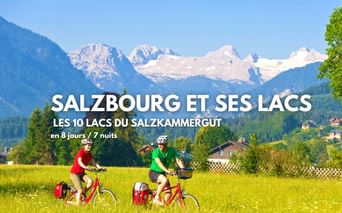 Cyclotouristes en Autriche devant les montagnes Dachstein