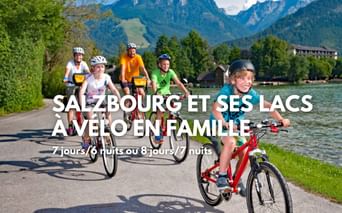 Famille de cyclotouristes à vélo dans la région des Lacs de Salzbourg