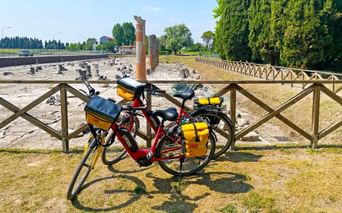Vélo garé devant le site archéologique d'Aquileia